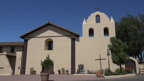 Kalifornien-Solvang-Mission-Santa-Ines-Kirchenfront-Mit-Kreuz-In-Der-Sonne