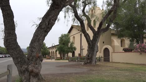 Kalifornien-Solvang-Mission-Santa-Ines-Kirche-Durch-Bäume-Kopieren