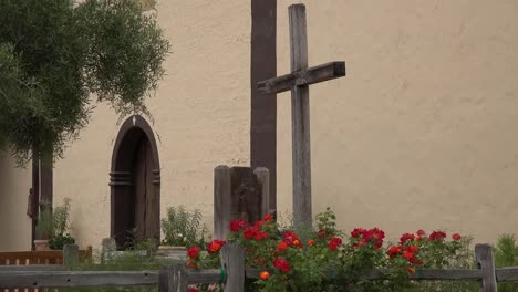 Kalifornien-Solvang-Mission-Santa-Ines-Kirche-Mit-Kreuz-Und-Blumen