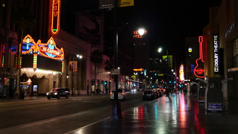 Kalifornien-Ruhige-Nacht-Auf-Dem-Hollywood-Boulevard-Mit-Vielen-Neonlichtern