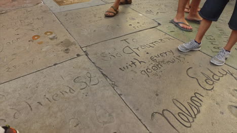Füße-Auf-Beton-Beim-Hollywood-Walk-Of-Fame