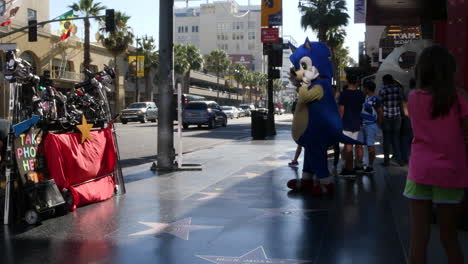 Los-Angeles-Hollywood-Touristen-Passieren-Person-Im-Mauskostüm