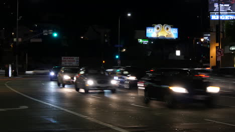 Los-Angeles-Hollywood-Verkehr-Mit-Scheinwerfern-In-Der-Nacht