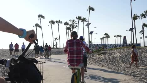Los-Angeles-Venice-Beach-Radweg-Fahrräder-Gehen-Vorbei