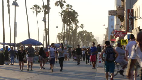 Los-Angeles-Venice-Beach-Boardwalk-Gegen-Dunst-Mit-Fahrrad