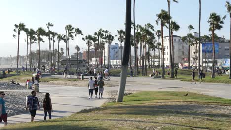 Paseo-Marítimo-De-Los-Angeles-Venice-Beach-Más-Allá-Del-Parque-De-Bicicletas-Amplia-Vista
