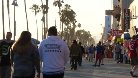 Los-Angeles-Venice-Beach-Boardwalk-Fußgängerverkehr-Gegen-Dunst