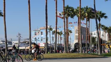 Los-Angeles-Venice-Beach-Boardwalk-Vorbei-An-Radfahrern-Und-Fußgängern