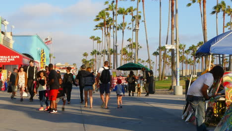 Los-Angeles-Venice-Beach-Boardwalk-Touristen-Gehen-Die-Promenade-Entlang
