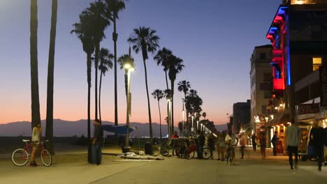 Los-Angeles-Venice-Beach-Boardwalk-Besucher-In-Der-Abenddämmerung-Zeitraffer