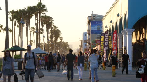 Los-Angeles-Venice-Beach-Boardwalk-Besucher,-Die-Am-Späten-Nachmittag-Vorbeigehen