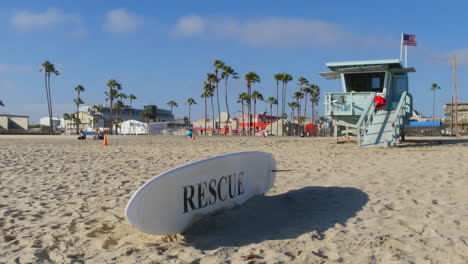 Los-Angeles-Venice-Beach-Rettungsschwimmerturm-Und-Rettungs-Surfbrett