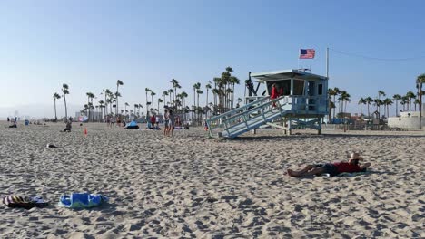 Los-Angeles-Venice-Beach-Rettungsschwimmer-Geht-Die-Turmrampe-Hinauf
