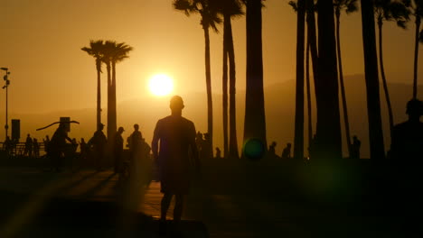 Los-Angeles-Venice-Beach-Fußgänger-Gegen-Die-Untergehende-Sonne-Polarisierter-Effekt