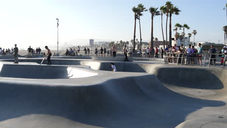 Los-Angeles-Venecia-Beach-Skate-Park-Con-Impresionante-Pan-De-Salto