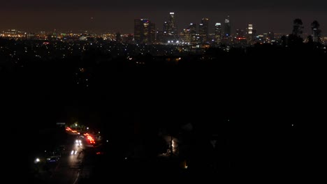 Los-Angeles-Bei-Nacht-Mit-Verkehr-Und-Skyline-Zeitraffer