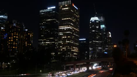 Los-Angeles-Rascacielos-Iluminados-Y-El-Tráfico-En-El-Lapso-Nocturno