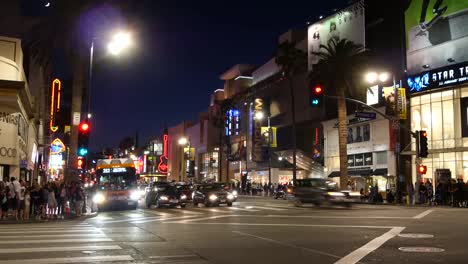 Los-Coches-De-Los-Angeles-En-La-Noche-Y-Las-Personas-Cruzan-El-Lapso-De-Tiempo-De-La-Calle