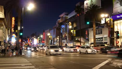 Los-Angeles-Autos-In-Der-Nacht-Rauschen-In-Hollywood-Vorbei