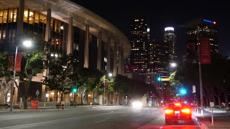 Los-Angeles-Bürgerliches-Gebäude-Und-Autos-Auf-Der-Straße-Bei-Nacht-Zeitraffer