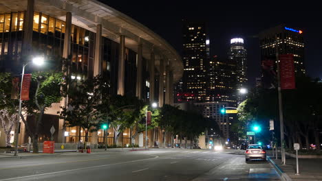 Los-Angeles-Bürgerliches-Gebäude-Und-Autos-Auf-Der-Straße-In-Der-Nacht