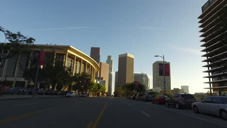 Los-Angeles-Conduciendo-Hacia-Edificios-Altos