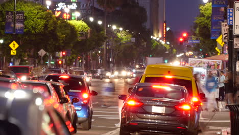 Los-Angeles-Abendverkehr-Auf-Dem-Hollywood-Boulevard-Bewegt-Sich,-Nachdem-Das-Licht-Im-Zeitraffer-Grün-Wird-Green