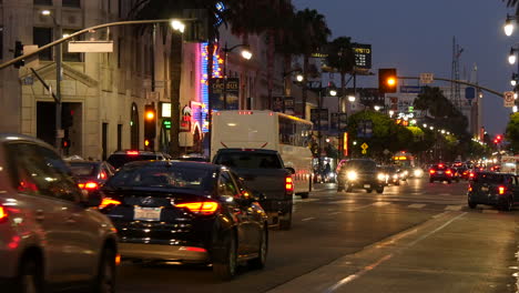 El-Tráfico-Nocturno-De-Los-Ángeles-En-Hollywood-Boulevard-Se-Detiene-En-Un-Semáforo