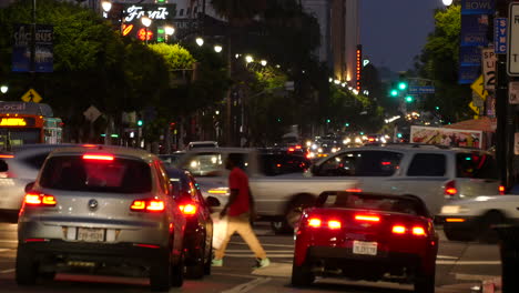 Los-Angeles-Abendverkehr-Auf-Dem-Hollywood-Boulevard,-Der-Darauf-Wartet,-Dass-Sich-Das-Licht-ändert