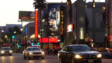 Los-Ángeles-Tráfico-Nocturno-En-Hollywood-Boulevard