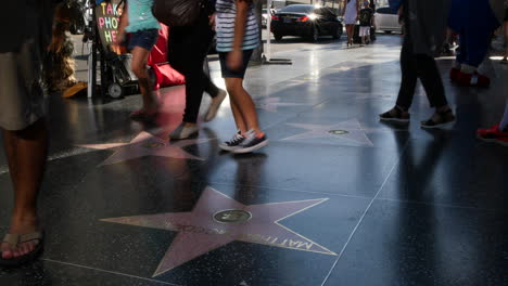 Los-Angeles-Füße-Und-Sterne-Auf-Dem-Hollywood-Walk-Of-Fame