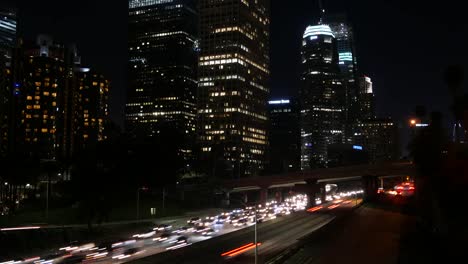 Los-Angeles-Mit-Blick-Auf-Den-Verkehr-Vorbei-An-Wolkenkratzern-Im-Nachtzeitraffer