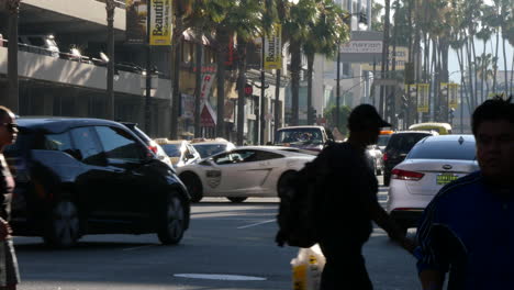 Los-Angeles-Leute-überqueren-Den-Hollywood-Boulevard