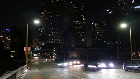 Los-Angeles-Wolkenkratzer-Lichter-Und-Verkehr-Bei-Nacht-Zeitraffer