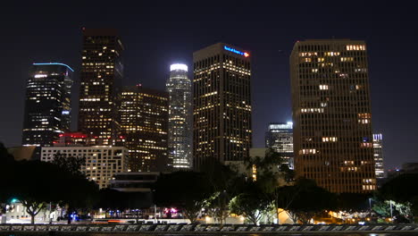 Los-Angeles-Wolkenkratzer-Bei-Nacht-Mit-Lichtern-Aus-Autos-Zeitraffer