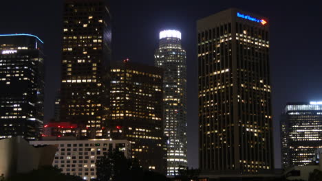 Wolkenkratzer-In-Los-Angeles-Bei-Nacht-Mit-Lichtern-Im-Zeitraffer