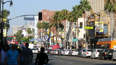Escena-De-La-Calle-De-Los-Angeles-Con-J-walking-En-Una-Calle-De-Hollywood