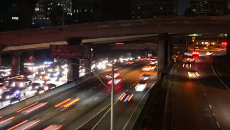 Los-Angeles-Durchgangsverkehr-Bei-Nacht-Zeitraffer
