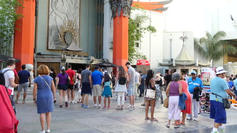 Los-Angeles-Tourists-In-Front-Of-Chinese-Theater