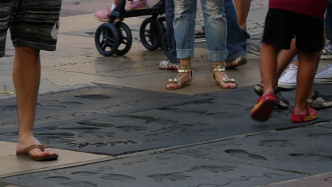 Los-Angeles-Tourists--Walk-On-Concrete-At-The-Hollywood-Walk-Of-Fame