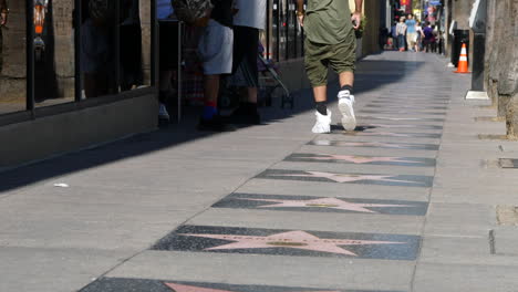 Los-Ángeles-Caminando-Con-Zapatillas-De-Tenis-En-El-Paseo-De-La-Fama-De-Hollywood