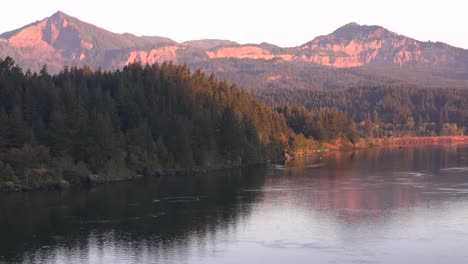 Oregon-Columbia-River-With-Mountains-In-Washington-Early-Morning-Pan