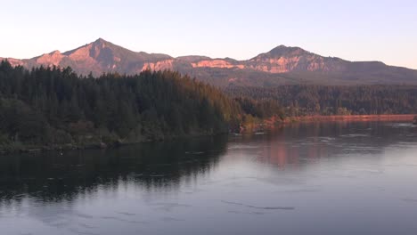 Oregon-Columbia-Fluss-Mit-Bergen-In-Washington-Morgen-Pfanne