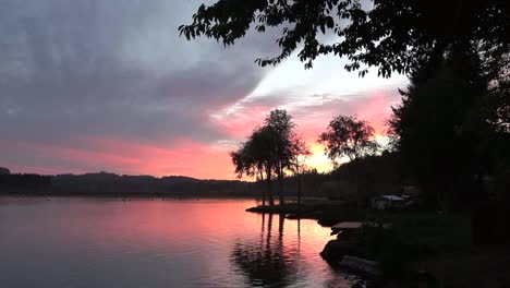 Washington-Silver-Lake-Später-Sonnenuntergang-Zoom-Und-Schwenk