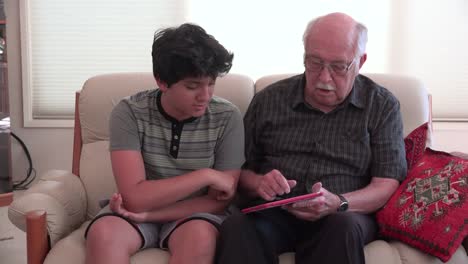 Junge-Und-Großvater-Mit-Einem-Tablet