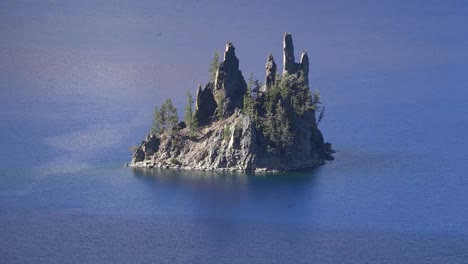 Oregon-Kratersee-Phantomschiff-Insel-Im-Blauen-Wasser