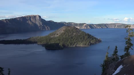 Oregon-Crater-Lake-Wizard-Island-In-Sun-Zooms-In