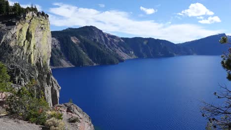 Oregon-Crater-Lake-And-Cliff-Pan