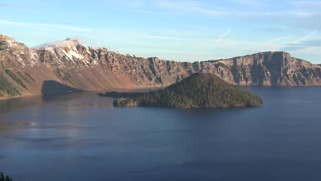 Lago-Del-Cráter-De-Oregon-Hermosa-Vista-Con-Isla-Mago-Acercar