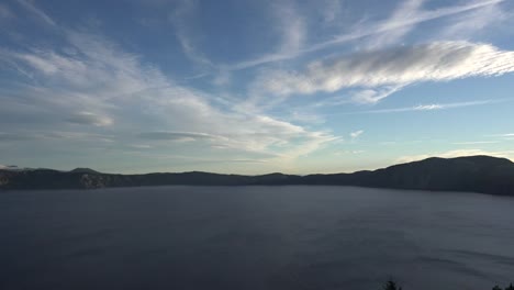 Oregon-Kratersee-Wolken-Am-Frühen-Morgen